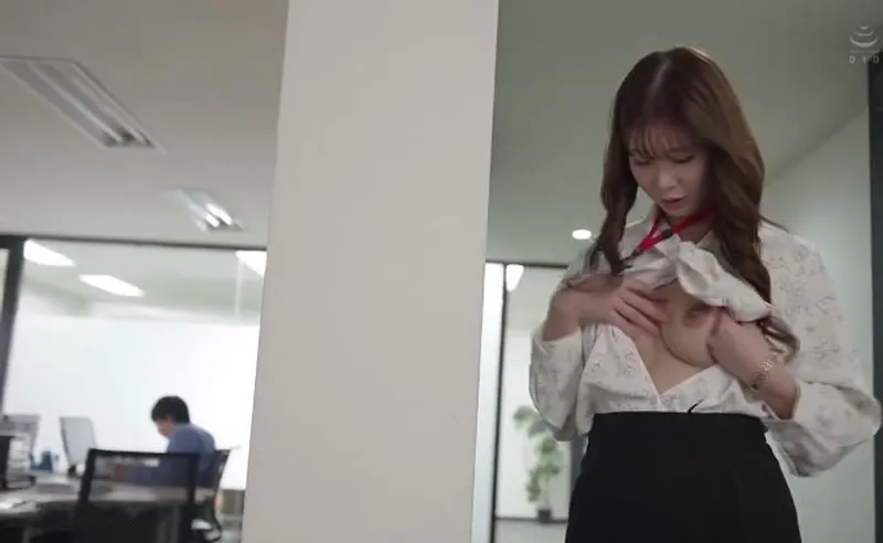 Bí ẩn của cô nhân viên có vẻ ngoài nghiêm nghị nhưng thực chất là “nữ thần dâm đãng”